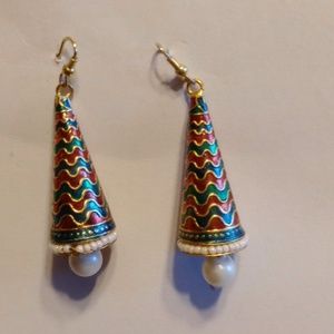 Single pearl hanging earrings.